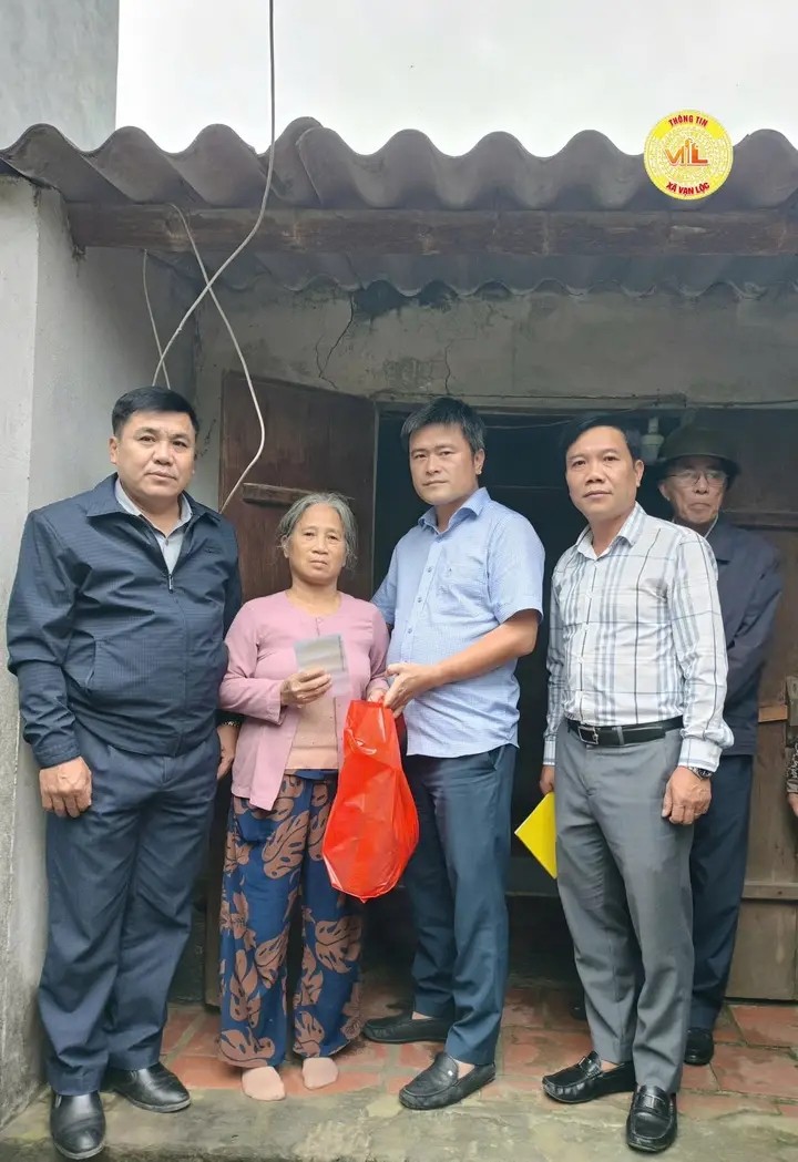 Đoàn công tác của Đảng ủy, HĐND, UBND, Uỷ ban MTTQ Việt Nam xã Vạn Lộc thăm, tặng quà cho hộ nghèo, cận nghèo và hộ có hoàn cảnh khó khăn