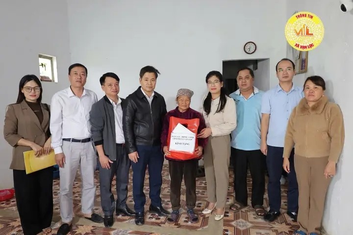 Đoàn công tác của Đảng ủy, HĐND, UBND, Uỷ ban MTTQ Việt Nam xã Vạn Lộc thăm, tặng quà cho hộ nghèo, cận nghèo và hộ có hoàn cảnh khó khăn