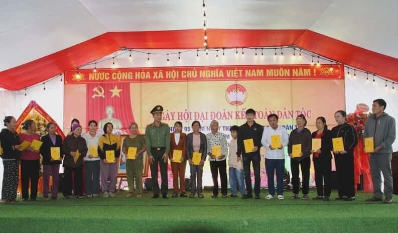 Thiếu tướng Tô Anh Dũng dự Ngày hội Đại đoàn kết toàn dân tộc tại xã Tiên Trang