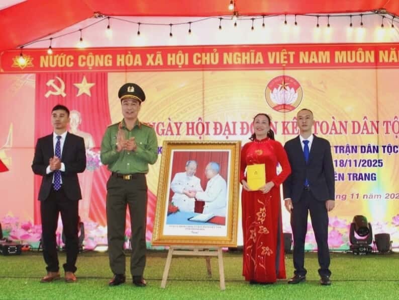 Thiếu tướng Tô Anh Dũng dự Ngày hội Đại đoàn kết toàn dân tộc tại xã Tiên Trang
