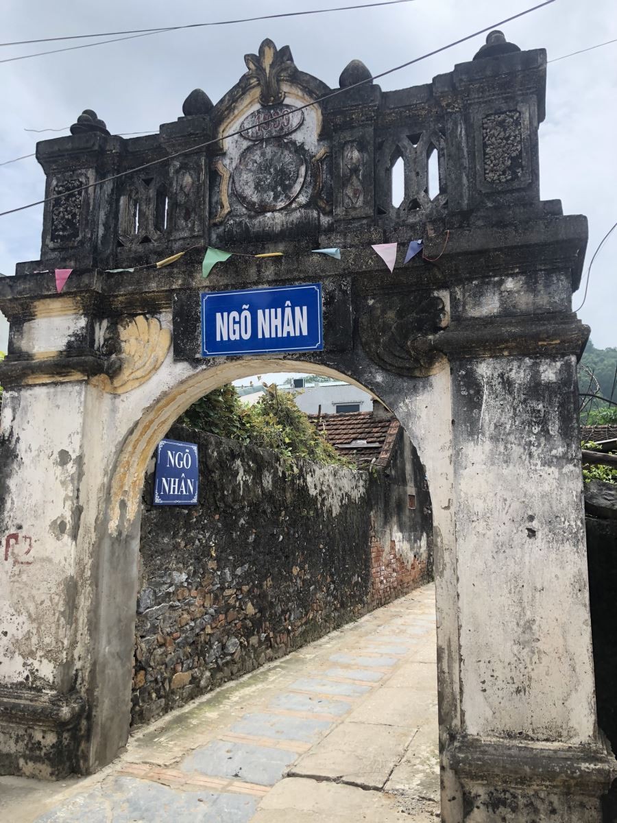 Chạm mái ngói cổ, bước ngõ xưa tại làng cổ Đông Sơn Chạm mái ngói cổ, bước ngõ xưa tại làng cổ Đông Sơn