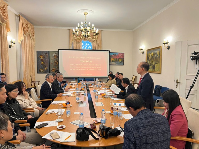 Giáo sư, Tiến sĩ khoa học Nguyễn Hồng Thái phát biểu tại Tọa đàm. (Ảnh: Đại sứ quán Việt Nam tại CHLB Đức) Giáo sư, Tiến sĩ khoa học Nguyễn Hồng Thái phát biểu tại Tọa đàm. (Ảnh: Đại sứ quán Việt Nam tại CHLB Đức)