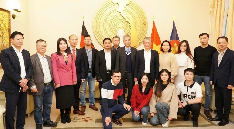 Các đại biểu tham dự Tọa đàm chụp ảnh kỷ niệm. (Ảnh: Đại sứ quán Việt Nam tại CHLB Đức) Các đại biểu tham dự Tọa đàm chụp ảnh kỷ niệm. (Ảnh: Đại sứ quán Việt Nam tại CHLB Đức)