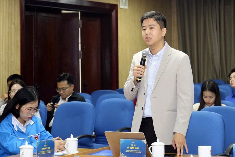 Đại biểu Đỗ Doãn Bách góp ý về công tác chăm sóc sức khỏe toàn dân. Đại biểu Đỗ Doãn Bách góp ý về công tác chăm sóc sức khỏe toàn dân.