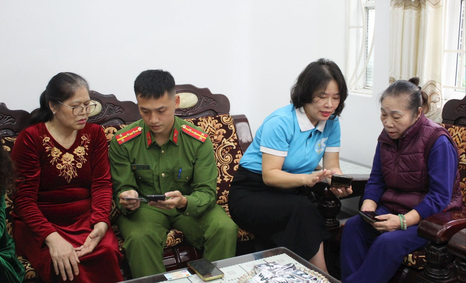 Phường Gia Viên có số lượng cán bộ, đảng viên góp ý dự thảo văn kiện Đại hội Đảng toàn quốc qua VNeID nhiều nhất thành phố Hải Phòng. Phường Gia Viên có số lượng cán bộ, đảng viên góp ý dự thảo văn kiện Đại hội Đảng toàn quốc qua VNeID nhiều nhất thành phố Hải Phòng.