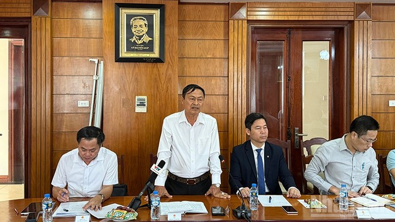 Đại diện cộng đồng người Việt Nam tại Lào phát biểu ý kiến góp ý. (Ảnh: TRỊNH DŨNG) Đại diện cộng đồng người Việt Nam tại Lào phát biểu ý kiến góp ý. (Ảnh: TRỊNH DŨNG)