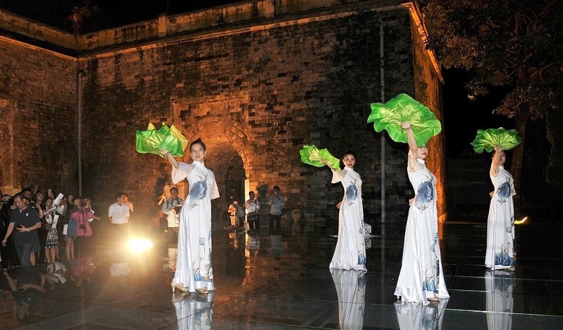 Một tiết mục biểu diễn nghệ thuật múa tại tour đêm