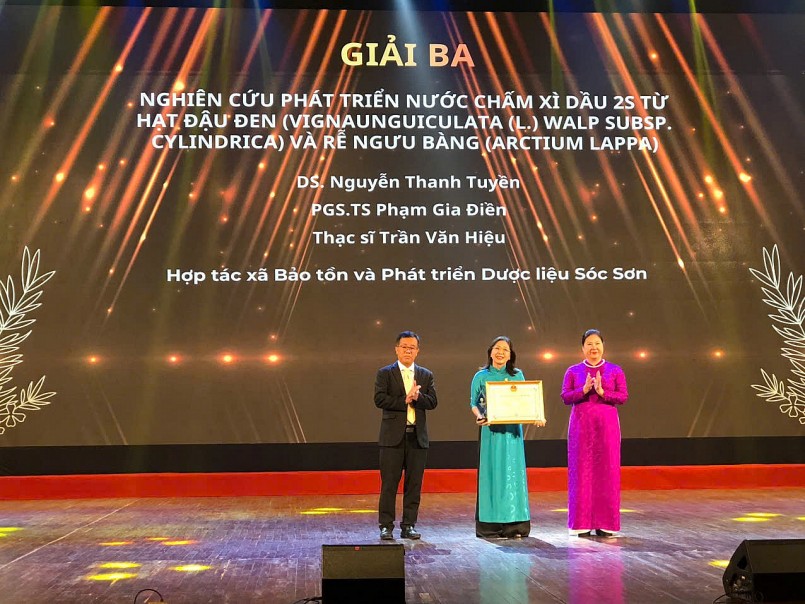 Dược sĩ Nguyễn Thanh Tuyền và nhóm nghiên cứu (Hợp tác xã Bảo tồn và Phát triển Dược liệu Sóc Sơn) thực hiện đã xuất sắc đạt Giải Ba Hội thi Sáng tạo Kỹ thuật TP Hà Nội lần thứ II (2024-2025). Dược sĩ Nguyễn Thanh Tuyền và nhóm nghiên cứu (Hợp tác xã Bảo tồn và Phát triển Dược liệu Sóc Sơn) thực hiện đã xuất sắc đạt Giải Ba Hội thi Sáng tạo Kỹ thuật TP Hà Nội lần thứ II (2024-2025).