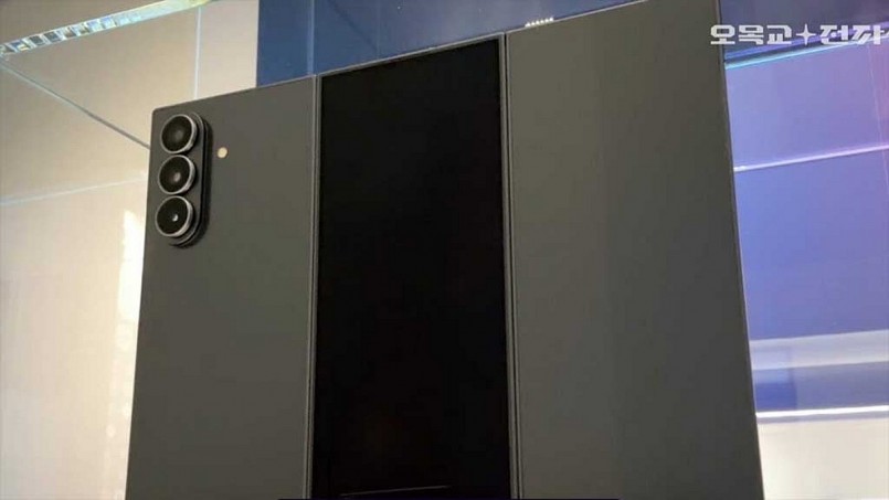 Galaxy Z TriFold dự kiến có giá lên tới khoảng 3000 USD (tương đương hơn 79 triệu đồng) Galaxy Z TriFold dự kiến có giá lên tới khoảng 3000 USD (tương đương hơn 79 triệu đồng)