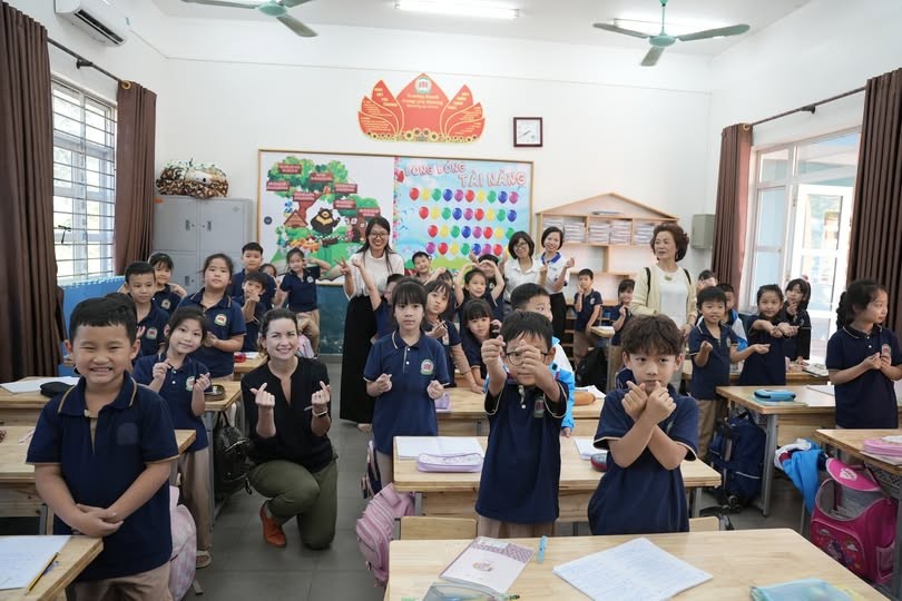 Trao quà tại trường tiểu học và THCS 915 Gia Sàn Trao quà tại trường tiểu học và THCS 915 Gia Sàn