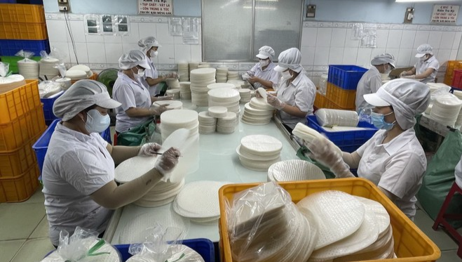 Công nhân đóng gói bánh tráng xuất khẩu tại nhà máy của Công ty cổ phần thực phẩm Bích Chi (phường Sa Đéc, tỉnh Đồng Tháp). (Ảnh: Hồng Nhung/TTXVN) Công nhân đóng gói bánh tráng xuất khẩu tại nhà máy của Công ty cổ phần thực phẩm Bích Chi (phường Sa Đéc, tỉnh Đồng Tháp). (Ảnh: Hồng Nhung/TTXVN)