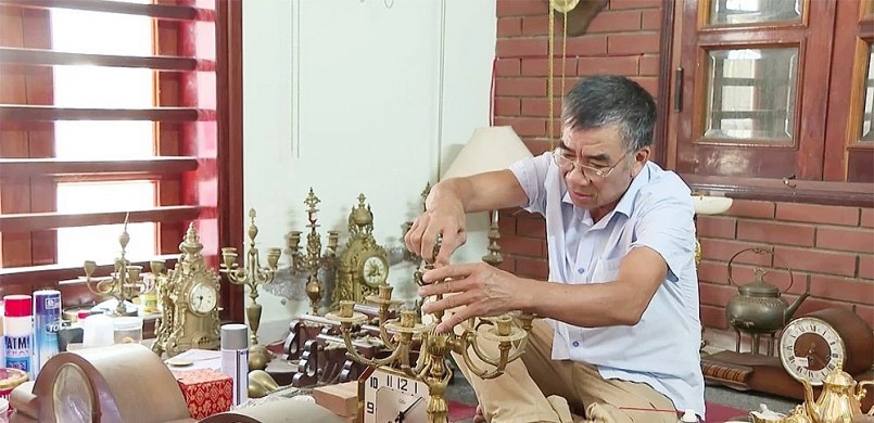 Ông Đỗ Xuân Hoà say sưa bên những chiếc đồng hồ cổ. Ông Đỗ Xuân Hoà say sưa bên những chiếc đồng hồ cổ.