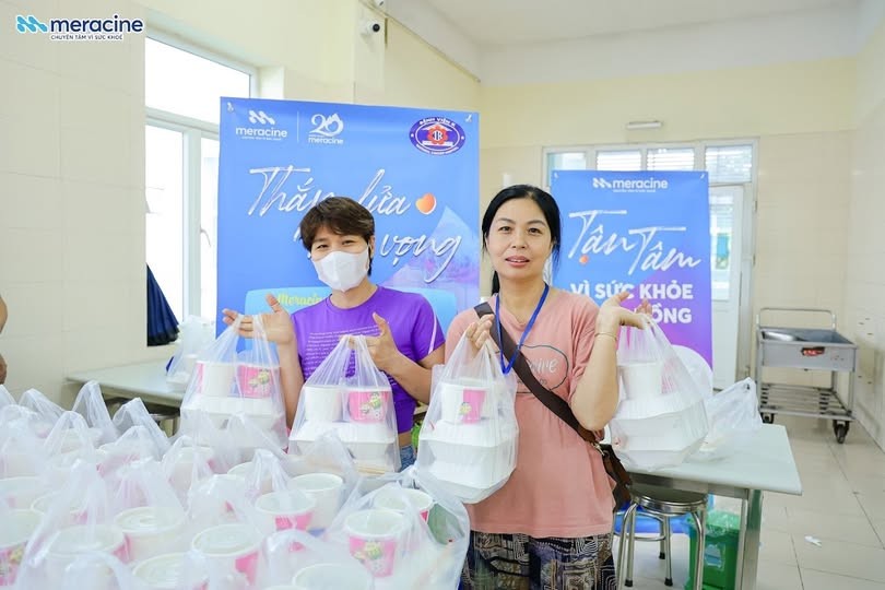 Hơn 2.000 suất cơm 0 đồng được trao tận tay đến với người bệnh. Hơn 2.000 suất cơm 0 đồng được trao tận tay đến với người bệnh.