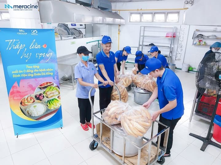 Cán bộ Meracine tại Đà Nẵng tự tay chuẩn bị những suất ăn yêu thương. Cán bộ Meracine tại Đà Nẵng tự tay chuẩn bị những suất ăn yêu thương.