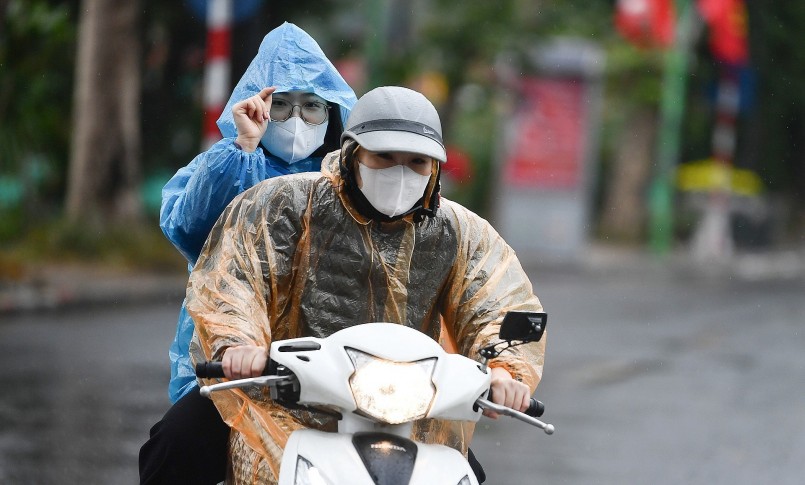 Tại Hà Nội, mưa kết hợp với nền nhiệt giảm sâu Tại Hà Nội, mưa kết hợp với nền nhiệt giảm sâu