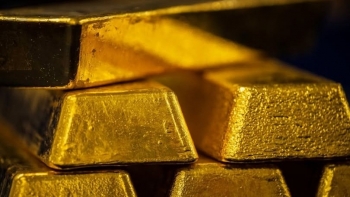 Giá vàng bật tăng mạnh, nhà đầu tư tìm nơi trú ẩn an toàn