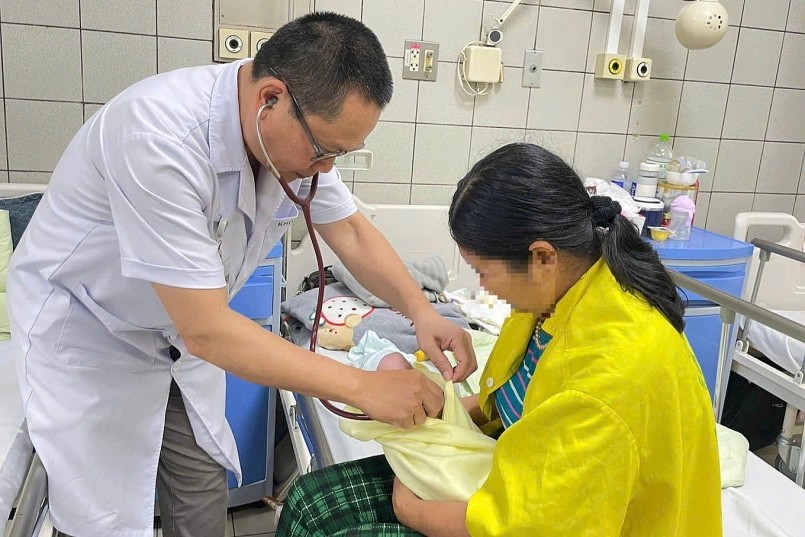 Bệnh nhi mắc cúm điều trị tại Trung tâm Nhi khoa, Bệnh viện Bạch Mai (Ảnh: N.D). Bệnh nhi mắc cúm điều trị tại Trung tâm Nhi khoa, Bệnh viện Bạch Mai (Ảnh: N.D).