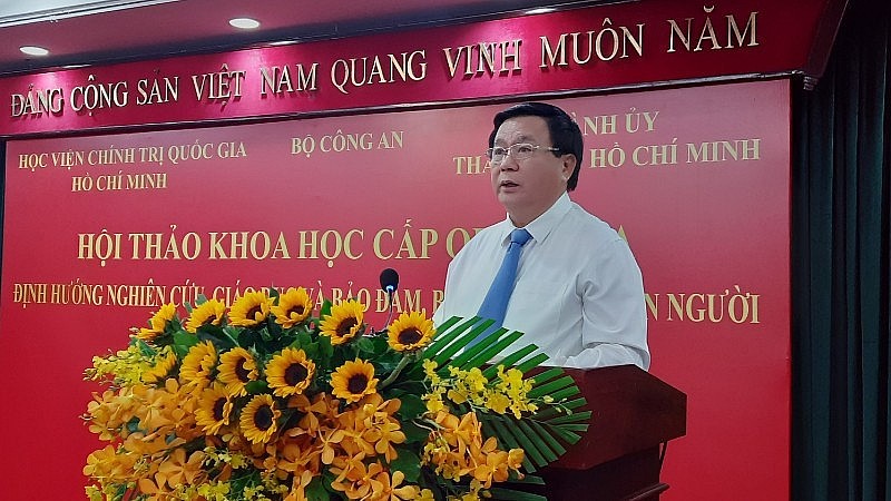 Giáo sư, Tiến sĩ Nguyễn Xuân Thắng, Ủy viên Bộ Chính trị, Giám đốc Học viện Chính trị quốc gia Hồ Chí Minh, Chủ tịch Hội đồng Lý luận Trung ương phát biểu tại hội thảo. Giáo sư, Tiến sĩ Nguyễn Xuân Thắng, Ủy viên Bộ Chính trị, Giám đốc Học viện Chính trị quốc gia Hồ Chí Minh, Chủ tịch Hội đồng Lý luận Trung ương phát biểu tại hội thảo.