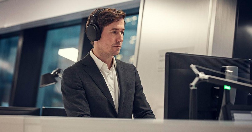 Công nghệ chống ồn chủ động (ANC) giúp lọc tạp âm, đảm bảo âm thanh trong trẻo khi nghe gọi hoặc hội họp trực tuyến. Công nghệ chống ồn chủ động (ANC) giúp lọc tạp âm, đảm bảo âm thanh trong trẻo khi nghe gọi hoặc hội họp trực tuyến.