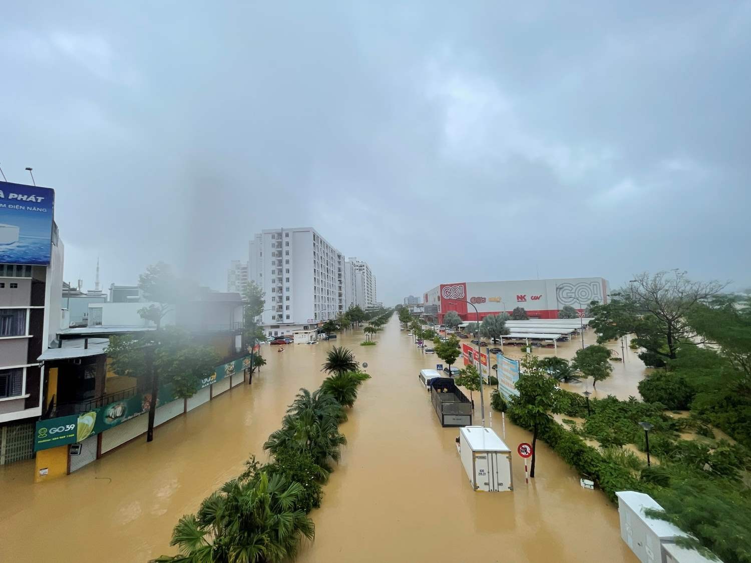 Đường 19/5, phường Tây Nha Trang ghi nhận mức nước dâng cao chưa từng có, hàng trăm gia đình khu vực này cầu cứu trong đêm. Ảnh: Phương Linh Đường 19/5, phường Tây Nha Trang ghi nhận mức nước dâng cao chưa từng có, hàng trăm gia đình khu vực này cầu cứu trong đêm. Ảnh: Phương Linh