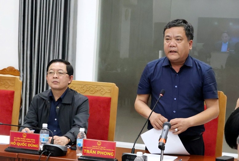 Tại đầu cầu Khánh Hòa, Chủ tịch UBND tỉnh Trần Phong báo cáo việc khắc phục hậu quả mưa lũ - Ảnh VGP/Mai Anh Tại đầu cầu Khánh Hòa, Chủ tịch UBND tỉnh Trần Phong báo cáo việc khắc phục hậu quả mưa lũ - Ảnh VGP/Mai Anh