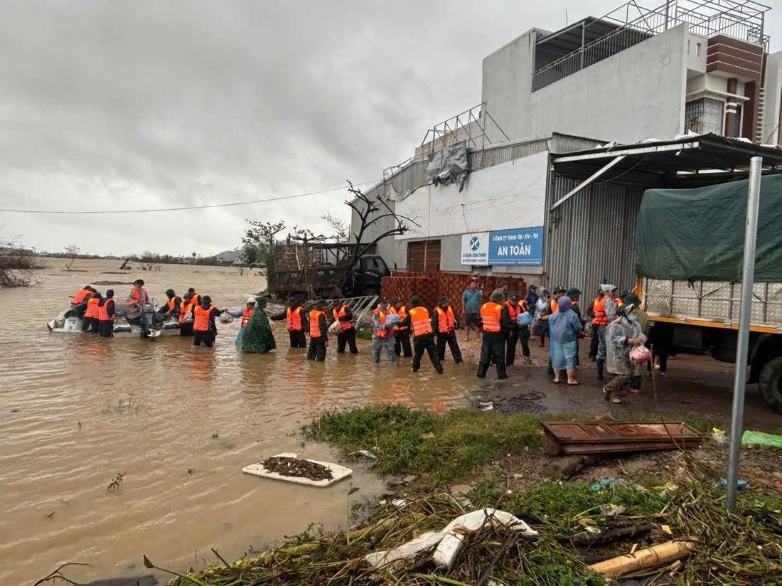 Bộ đội chuyển lương thực hỗ trợ người dân vùng ngập lũ - Ảnh: TRẦN MAI Bộ đội chuyển lương thực hỗ trợ người dân vùng ngập lũ - Ảnh: TRẦN MAI
