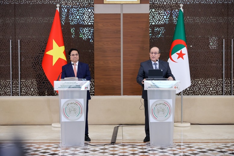 Thủ tướng Phạm Minh Chính và Thủ tướng Algeria Sifi Ghrieb gặp gỡ báo chí, công bố việc hai nước nâng cấp quan hệ song phương lên Đối tác Chiến lược - Ảnh: VGP/Nhật Bắc Thủ tướng Phạm Minh Chính và Thủ tướng Algeria Sifi Ghrieb gặp gỡ báo chí, công bố việc hai nước nâng cấp quan hệ song phương lên Đối tác Chiến lược - Ảnh: VGP/Nhật Bắc