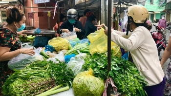 Rau xanh tăng giá phi mã: Người nội trợ đau đầu, tiểu thương chật vật