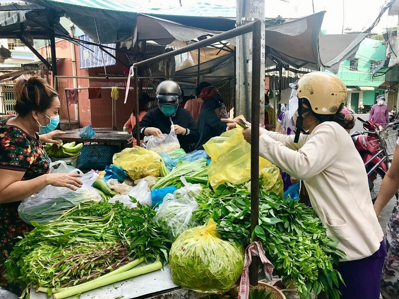 Rau xanh tăng giá phi mã: Người nội trợ đau đầu, tiểu thương chật vật Rau xanh tăng giá phi mã: Người nội trợ đau đầu, tiểu thương chật vật