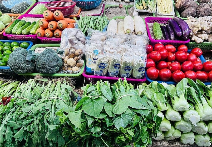 Rau xanh tăng giá phi mã: Người nội trợ đau đầu, tiểu thương chật vật Rau xanh tăng giá phi mã: Người nội trợ đau đầu, tiểu thương chật vật