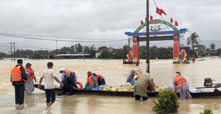Sử dụng ghe để tiếp tế lương thực cho người dân vùng lũ. (Ảnh: Tường Quân/TTXVN) Sử dụng ghe để tiếp tế lương thực cho người dân vùng lũ. (Ảnh: Tường Quân/TTXVN)