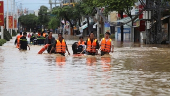 Bộ Chính trị yêu cầu đảm bảo tuyệt đối không để người dân vùng lũ thiếu đói, thiếu thuốc men
