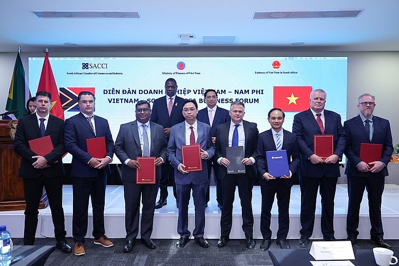 Thủ tướng Phạm Minh Chính và Phó Tổng thống Nam Phi Paul Shipokosa Mashatile chứng kiến trao biên bản hợp tác giữa các doanh nghiệp hai nước - Ảnh: VGP/Nhật Bắc Thủ tướng Phạm Minh Chính và Phó Tổng thống Nam Phi Paul Shipokosa Mashatile chứng kiến trao biên bản hợp tác giữa các doanh nghiệp hai nước - Ảnh: VGP/Nhật Bắc