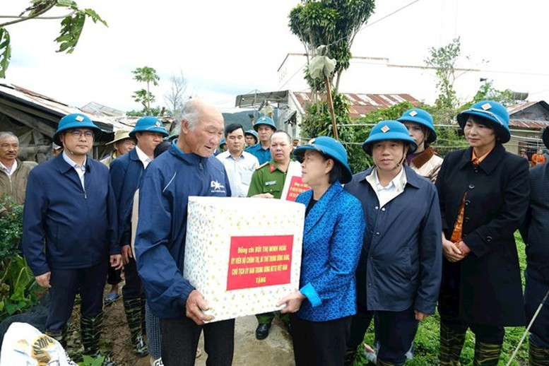 Chủ tịch Ủy ban Trung ương MTTQ Việt Nam Bùi Thị Minh Hoài tặng quà, động viên người dân vùng lũ xã Ka Đô, tỉnh Lâm Đồng - Ảnh: MTTQ Việt Nam Chủ tịch Ủy ban Trung ương MTTQ Việt Nam Bùi Thị Minh Hoài tặng quà, động viên người dân vùng lũ xã Ka Đô, tỉnh Lâm Đồng - Ảnh: MTTQ Việt Nam