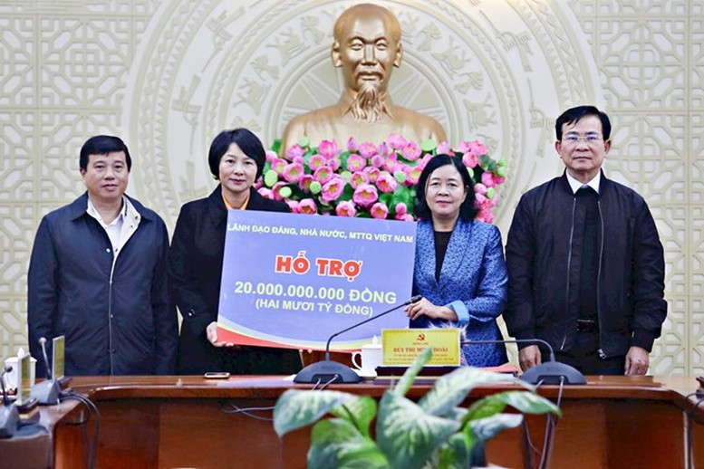Bà Bùi Thị Minh Hoài, Ủy viên Bộ Chính trị, Bí thư Trung ương Đảng, Chủ tịch Ủy ban Trung ương MTTQ Việt Nam trao 20 tỷ đồng hỗ trợ tỉnh Lâm Đồng khắc phục hậu quả do mưa lũ gây ra - Ảnh: MTTQ Việt Nam Bà Bùi Thị Minh Hoài, Ủy viên Bộ Chính trị, Bí thư Trung ương Đảng, Chủ tịch Ủy ban Trung ương MTTQ Việt Nam trao 20 tỷ đồng hỗ trợ tỉnh Lâm Đồng khắc phục hậu quả do mưa lũ gây ra - Ảnh: MTTQ Việt Nam