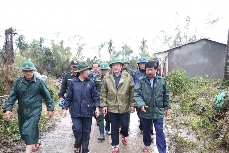 Phó Thủ tướng Thường trực Chính phủ Nguyễn Hòa Bình thị sát và thăm hỏi, tặng quà người dân bị ảnh hưởng bởi mưa lũ tại xã Tuy An Tây - Ảnh: VGP/Nguyễn Hoàng Phó Thủ tướng Thường trực Chính phủ Nguyễn Hòa Bình thị sát và thăm hỏi, tặng quà người dân bị ảnh hưởng bởi mưa lũ tại xã Tuy An Tây - Ảnh: VGP/Nguyễn Hoàng