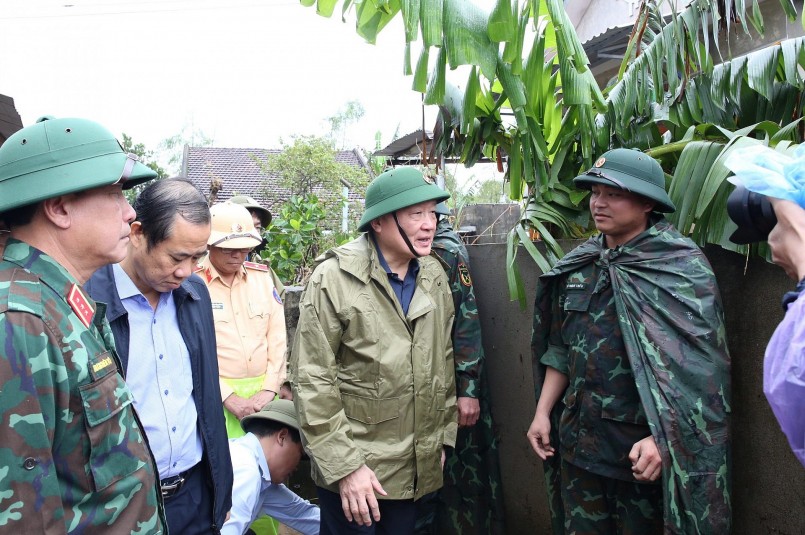 Phó Thủ tướng thăm hỏi, động viên cán bộ, chiến sĩ quân đội đang giúp dân khắc phục hậu quả mưa lũ tại xã Tuy An Tây - Ảnh: VGP/Nguyễn Hoàng Phó Thủ tướng thăm hỏi, động viên cán bộ, chiến sĩ quân đội đang giúp dân khắc phục hậu quả mưa lũ tại xã Tuy An Tây - Ảnh: VGP/Nguyễn Hoàng