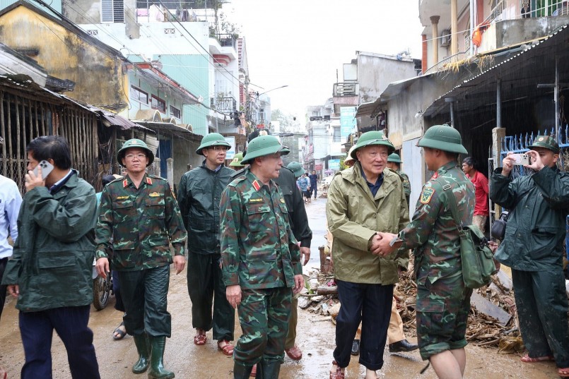 Phó Thủ tướng thăm hỏi, động viên cán bộ, chiến sĩ quân đội đang giúp dân khắc phục hậu quả mưa lũ tại xã Đồng Xuân - Ảnh: VGP/Nguyễn Hoàng Phó Thủ tướng thăm hỏi, động viên cán bộ, chiến sĩ quân đội đang giúp dân khắc phục hậu quả mưa lũ tại xã Đồng Xuân - Ảnh: VGP/Nguyễn Hoàng