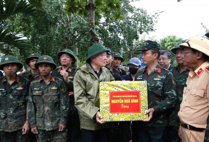 Phó Thủ tướng tặng quà cán bộ, chiến sĩ quân đội đang giúp dân khắc phục hậu quả mưa lũ tại xã Đồng Xuân - Ảnh: VGP/Nguyễn Hoàng Phó Thủ tướng tặng quà cán bộ, chiến sĩ quân đội đang giúp dân khắc phục hậu quả mưa lũ tại xã Đồng Xuân - Ảnh: VGP/Nguyễn Hoàng