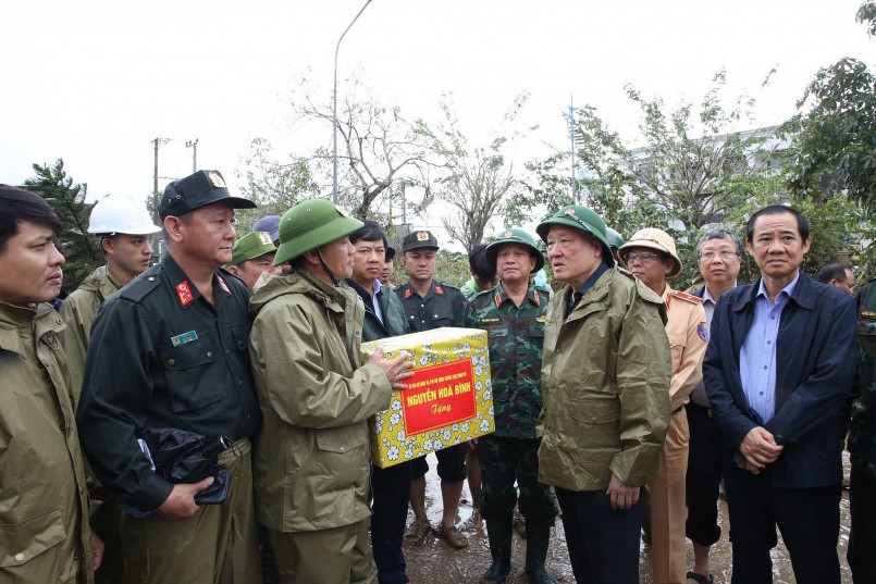 Phó Thủ tướng thăm hỏi, động viên và tặng qua cán bộ, chiến sĩ công an đang giúp dân khắc phục hậu quả mưa lũ tại xã Đồng Xuân - Ảnh: VGP/Nguyễn Hoàng Phó Thủ tướng thăm hỏi, động viên và tặng qua cán bộ, chiến sĩ công an đang giúp dân khắc phục hậu quả mưa lũ tại xã Đồng Xuân - Ảnh: VGP/Nguyễn Hoàng