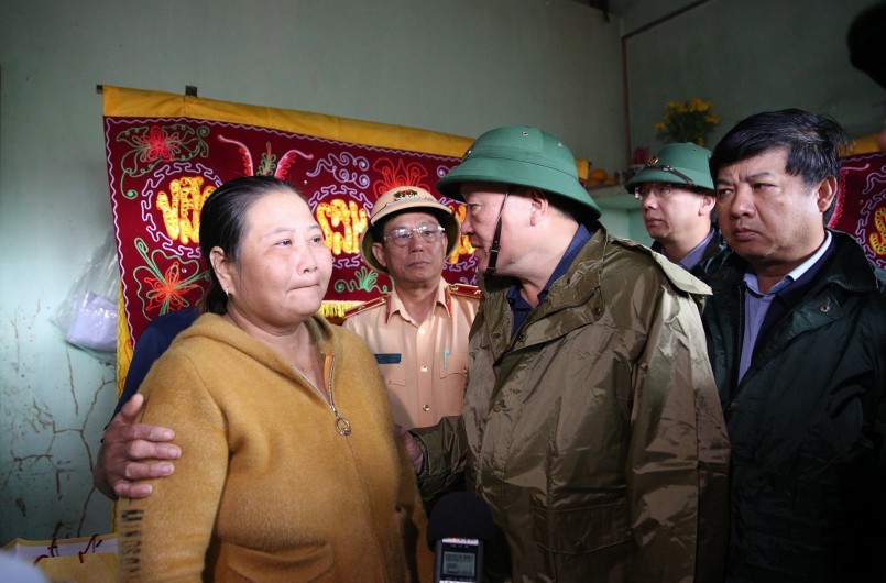 Phó Thủ tướng tới thắp nhang chia buồn, thăm hỏi, tặng quà gia đình bà Lê Thị Kim Hồng (xã Tuy An Tây), có bố và mẹ chồng bị thiệt mạng trong trận lụt lần này - Ảnh: VGP/Nguyễn Hoàng Phó Thủ tướng tới thắp nhang chia buồn, thăm hỏi, tặng quà gia đình bà Lê Thị Kim Hồng (xã Tuy An Tây), có bố và mẹ chồng bị thiệt mạng trong trận lụt lần này - Ảnh: VGP/Nguyễn Hoàng