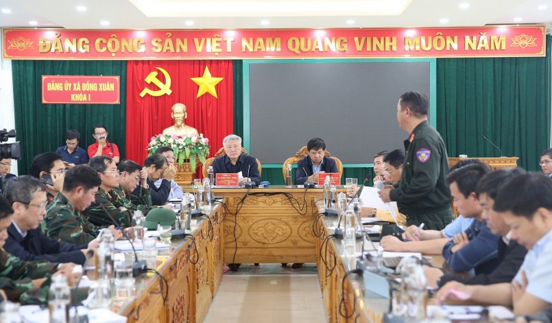 Địa phương cần tiếp tục tăng cường công tác cảnh báo, chủ động các phương án đưa người dân ra khỏi các vùng nguy hiểm, đặc biệt là các khu vực có nguy cơ ngập sâu, sạt lở khi có mưa lũ; xây dựng các phương án bố trí, bảo đảm nơi tránh trú lũ an toàn cho người dân… - Ảnh: VGP/Nguyễn Hoàng Địa phương cần tiếp tục tăng cường công tác cảnh báo, chủ động các phương án đưa người dân ra khỏi các vùng nguy hiểm, đặc biệt là các khu vực có nguy cơ ngập sâu, sạt lở khi có mưa lũ; xây dựng các phương án bố trí, bảo đảm nơi tránh trú lũ an toàn cho người dân… - Ảnh: VGP/Nguyễn Hoàng