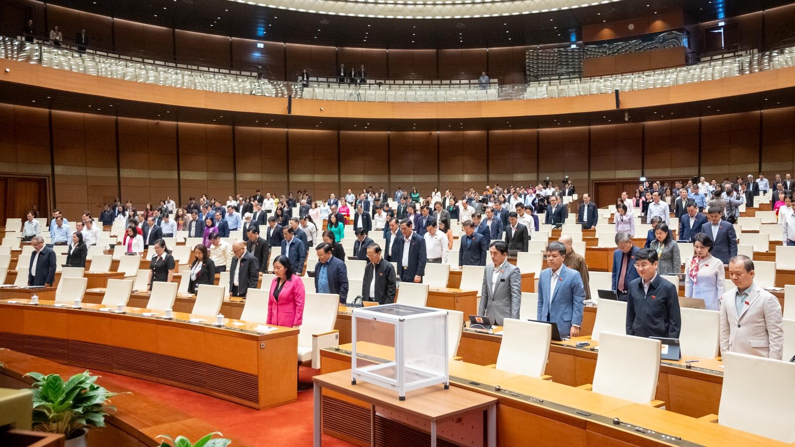 Quốc hội dành một phút tưởng niệm những người tử vong do thiên tai. Ảnh: P.Thắng Quốc hội dành một phút tưởng niệm những người tử vong do thiên tai. Ảnh: P.Thắng