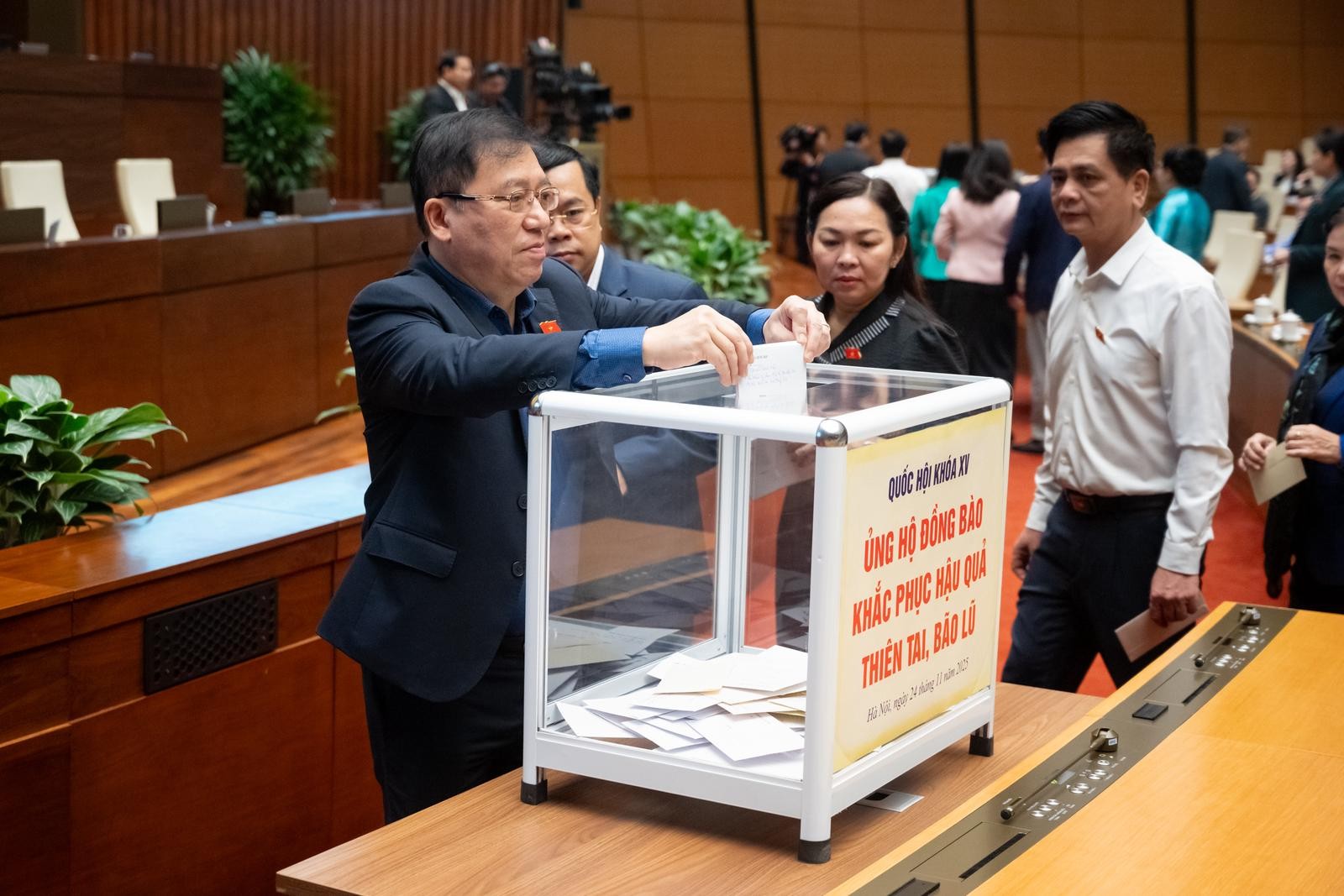 Đại biểu Quốc hội ủng hộ đồng bào khắc phục hậu quả bão, lũ, thiên tai Đại biểu Quốc hội ủng hộ đồng bào khắc phục hậu quả bão, lũ, thiên tai