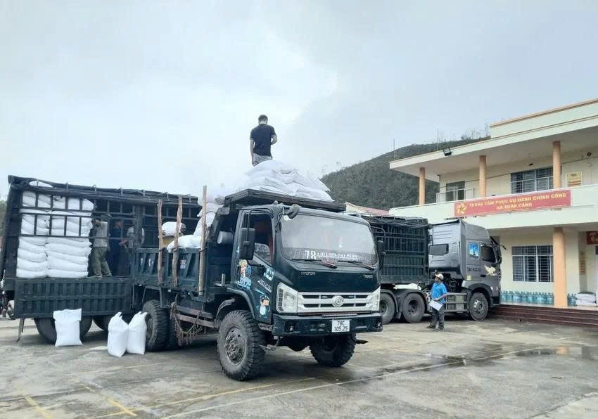 Chi cục Dự trữ Nhà nước khu vực XIII xuất cấp, vận chuyển, bàn giao 2.000 tấn gạo (đợt 1) cho tỉnh Đắk Lắk. Ảnh: BTC Chi cục Dự trữ Nhà nước khu vực XIII xuất cấp, vận chuyển, bàn giao 2.000 tấn gạo (đợt 1) cho tỉnh Đắk Lắk. Ảnh: BTC