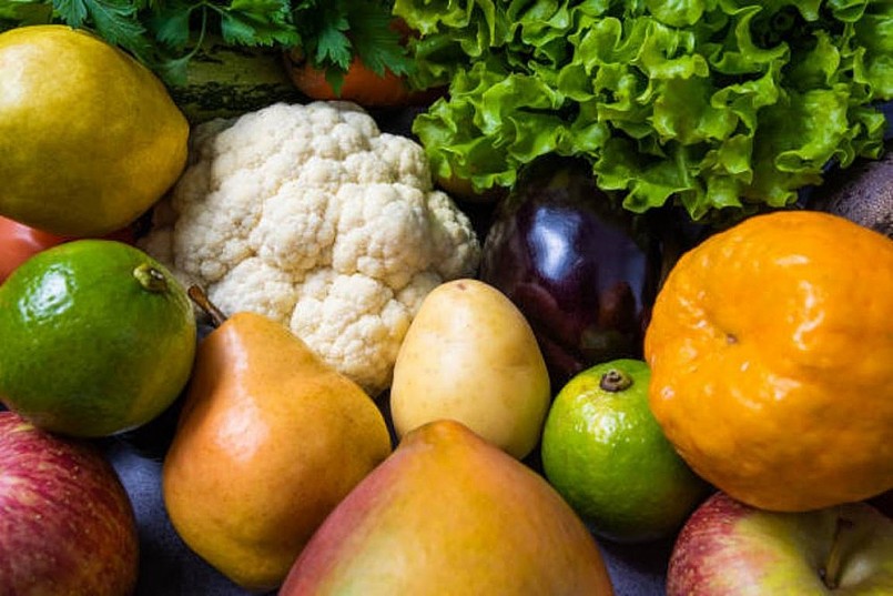 Theo bác sĩ, đa số trái cây chín chứa 10-15% đường đơn (fructose, glucose). Nếu ăn quá 200g trái cây/ngày để thay rau sẽ dẫn đến dư thừa năng lượng, gây tăng cân, rối loạn đường huyết và gan nhiễm mỡ. Theo bác sĩ, đa số trái cây chín chứa 10-15% đường đơn (fructose, glucose). Nếu ăn quá 200g trái cây/ngày để thay rau sẽ dẫn đến dư thừa năng lượng, gây tăng cân, rối loạn đường huyết và gan nhiễm mỡ.