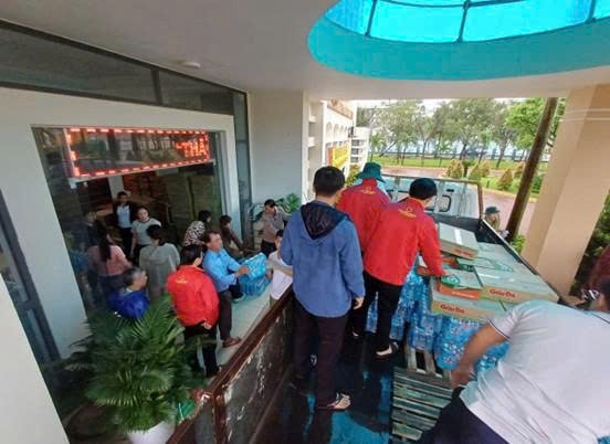 Những đoàn xe cứu trợ đã lần lượt tiếp cận các khu vực đang cần hỗ trợ khẩn cấp. Những đoàn xe cứu trợ đã lần lượt tiếp cận các khu vực đang cần hỗ trợ khẩn cấp.