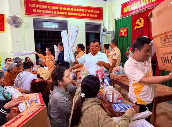 Nhân sự của Hoa Sen Home và Nhựa Hoa Sen cùng CSGT địa phương tại Gia Lai, đã trực tiếp chuyển từng phần quà đến tay người dân tại các khu vực tâm lũ Nhân sự của Hoa Sen Home và Nhựa Hoa Sen cùng CSGT địa phương tại Gia Lai, đã trực tiếp chuyển từng phần quà đến tay người dân tại các khu vực tâm lũ