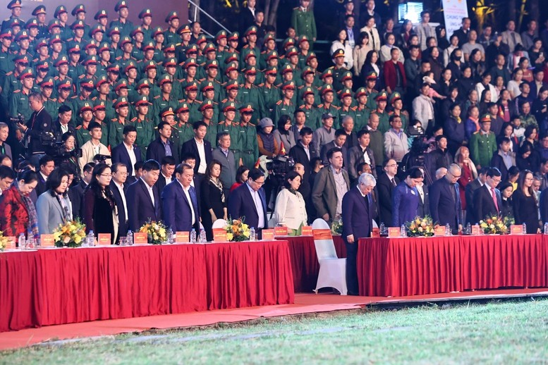 Thủ tướng Phạm Minh Chính và các đại biểu dành một phút mặc niệm các nạn nhân bị thiệt mạng trong mưa lũ tại miền Trung- Tây Nguyên - Ảnh: VGP Thủ tướng Phạm Minh Chính và các đại biểu dành một phút mặc niệm các nạn nhân bị thiệt mạng trong mưa lũ tại miền Trung- Tây Nguyên - Ảnh: VGP