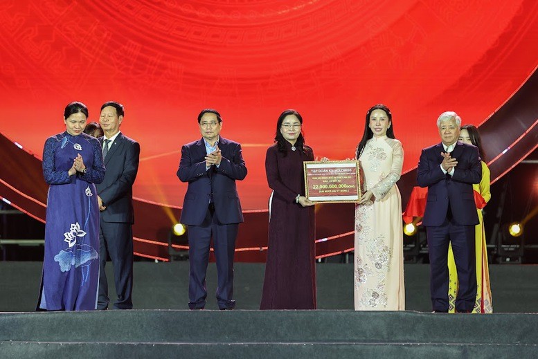 Các tập thể, doanh nghiệp trao tiền quyên góp ủng hộ đồng bào Miền Trung - Tây Nguyên bị thiệt hại do mưa lũ gây ra với tổng số tiền 540 tỷ đồng - Ảnh: VGP Các tập thể, doanh nghiệp trao tiền quyên góp ủng hộ đồng bào Miền Trung - Tây Nguyên bị thiệt hại do mưa lũ gây ra với tổng số tiền 540 tỷ đồng - Ảnh: VGP